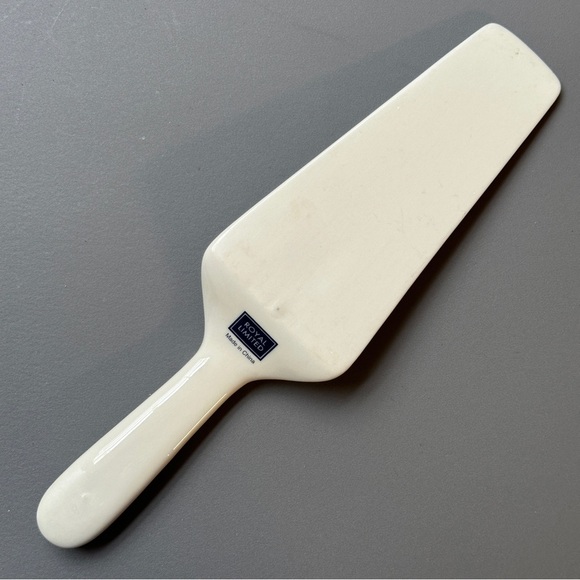 Vintage Royal Limited Porcelain Cake Server - Ivory - Picture 5 of 11